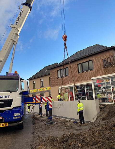 Beernaert-kraan in actie bij een hijswerk op maat in een robuuste werfomgeving