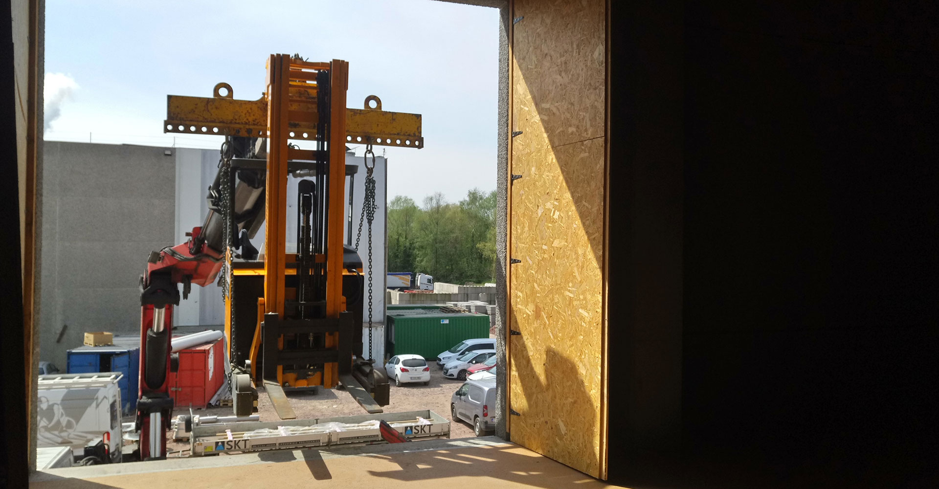 Heftruck via poortopening op verdieping getakeld