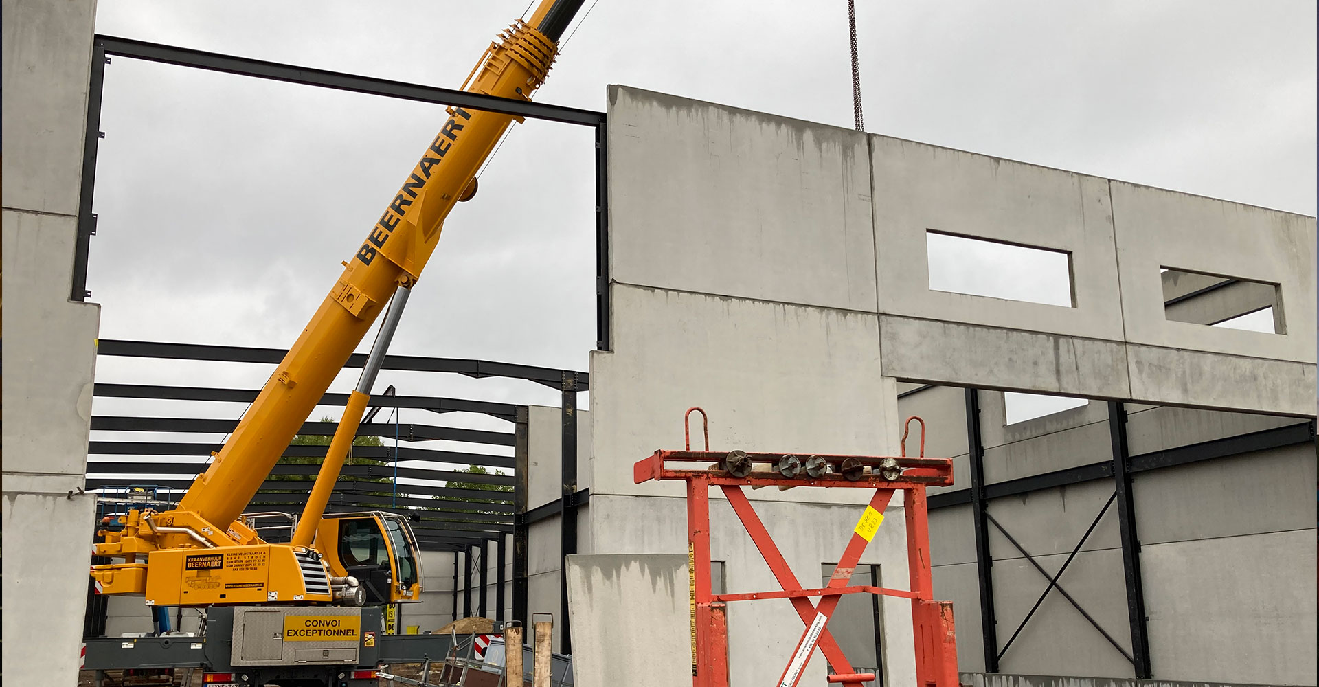 Montage van betonpanelen bij staalconstructie